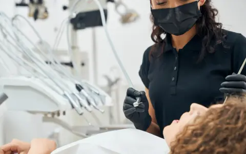 Ból zęba? Szybka ulga w domu i kiedy pilnie do dentysty.