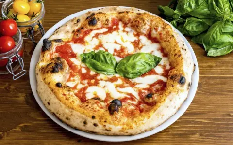 Pizza lardons maison : astuces de chef pour une réussite assurée