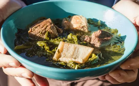Minestra Maritata napoletana: ingredienti e segreti della nonna.