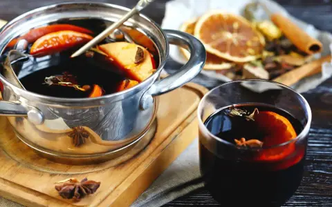 W czym podawać grzane wino? Sekrety smaku i idealnej atmosfery