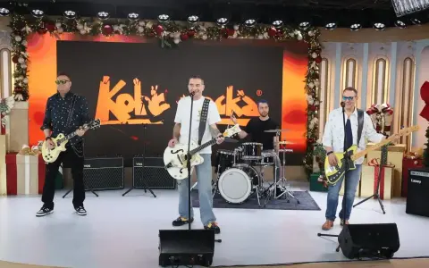 Zespół Kobranocka gra na scenie, w tle logo zespołu. Muzycy prezentują swoje utwory w świątecznej scenerii.