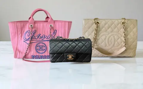Tre borse iconiche del marchio Chanel: una rosa con scritta "Chanel Paris", una nera trapuntata e una beige trapuntata.