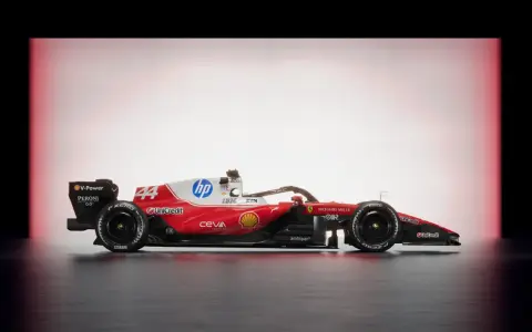 El Ferrari F1 2026, un coche de carreras rojo y blanco con patrocinadores como HP y Shell, listo para la velocidad.