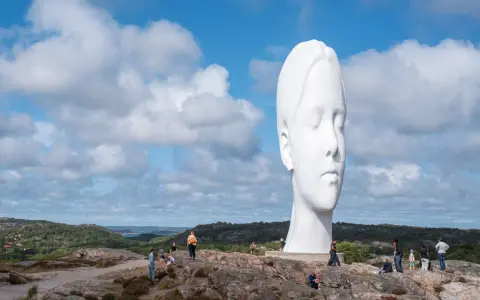 Enormt vitt ansikte reser sig mot en molnig himmel. En av de mest minnesvärda platserna att besöka i Göteborg.