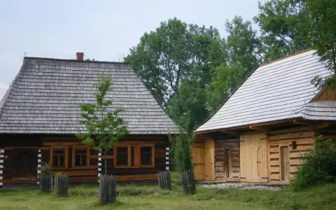 Drewniane chaty i ich urokliwe dachy to główne zubrzyca górna atrakcje. Warto odwiedzić to miejsce, by poczuć klimat dawnej wsi.