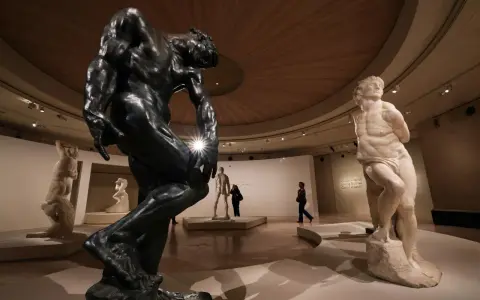 Musée d'art présentant des sculptures de sculpteurs célèbres, dont une grande statue en bronze et une statue en marbre.