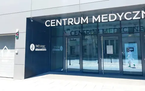 Wejście do Centrum Medycznego z napisem "Centrum Medyczne" i logo "Twój Lekarz".