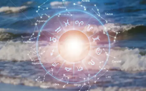 Odkryj swój horoskop na 2026 rok! Koło zodiaku i konstelacje na tle fal morskich zapowiadają kosmiczne przeżycia.