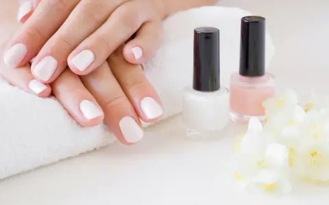 Shellac Nägel: 2 Wochen Glanz ohne Kompromisse? Der Experten-Check