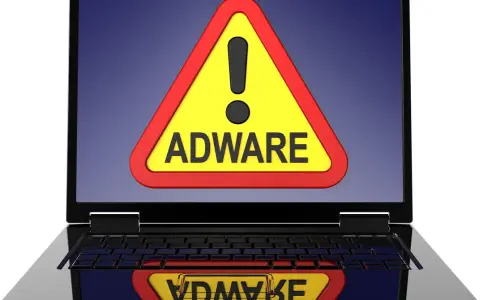 Warnung auf Laptop-Bildschirm: gelbes Dreieck mit Ausrufezeichen und dem Wort "ADWARE". Ein Adware-Virus ist eine Bedrohung.