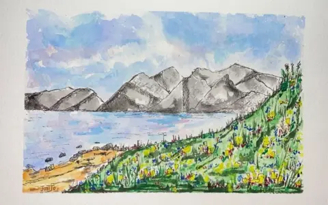 Aquarelle d'une côte rocheuse, d'une mer calme et de montagnes grises sous un ciel bleu nuageux. La colline est couverte de fleurs sauvages colorées, parmi les plus belles aquarelles de paysages.