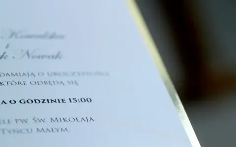 Zawiadomienie do pracy o ślubie Kowalskich i Nowaków. Uroczystość odbędzie się o godzinie 15:00 w kościele pw. Św. Mikołaja w Tyncu Małym.
