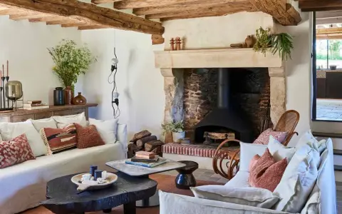 Interni accoglienti: le più belle case di campagna con camino in pietra, travi a vista e divani comodi.