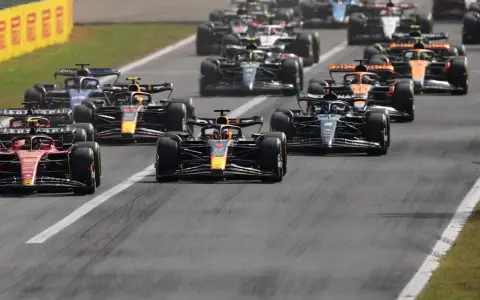 Coches de Fórmula 1 compiten en Zandvoort. Consulta el **horario F1 Zandvoort** para no perderte la acción.