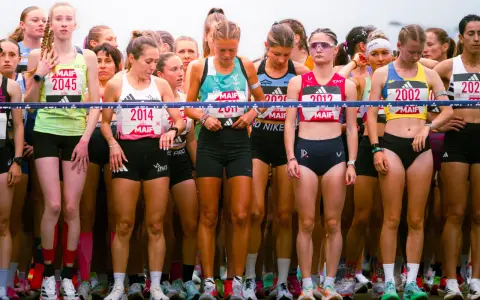 Des coureuses prêtes à en découdre, leurs dossards affichant des numéros comme 2045, 2014, 2012. Un aperçu du programme entrainement semi marathon.