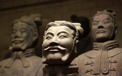 Visages des xian soldats en terre cuite, gardiens silencieux d'un empire millénaire.