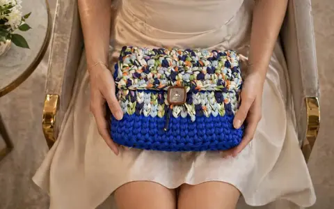 Cartera crochet de colores vibrantes, con un botón cuadrado y un diseño único.