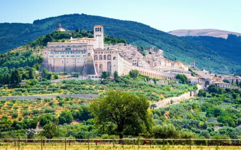 La Basilica di San Francesco domina il colle. Un panorama incantevole, perfetto per scoprire le cose da fare a Assisi.