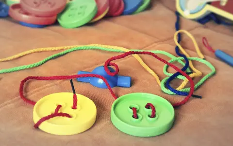 Zabawki sensoryczne dla 2 latka – jak wspierać rozwój dziecka?