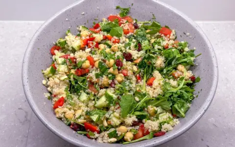 En härlig quinoa sallad med kikärtor, gurka, tomat och örter. Perfekt för en lätt lunch eller middag.