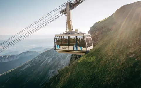 Kolejka na Kasprowy Wierch wwozi turystów na szczyt. Widok z wagonika zapiera dech w piersiach, ukazując malownicze Tatry.