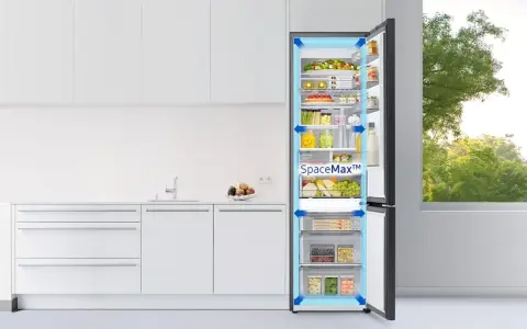 Otwarta lodówka Samsung z jedzeniem i szufladami, w nowoczesnej kuchni.
