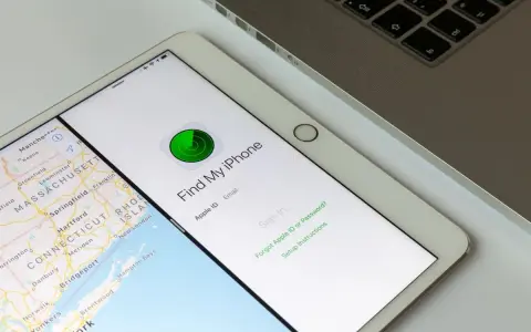 Tablet z otwartą aplikacją "Find My iPhone" i mapą.