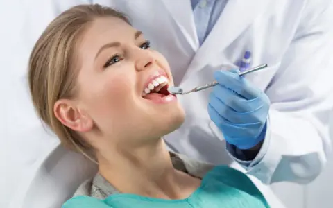 Twoje szkliwo słabnie? Wzmocnij zęby domowo i u dentysty!