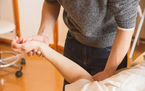 Rehabilitacja po cieśni nadgarstka: Kiedy zacząć i jak wrócić do formy?