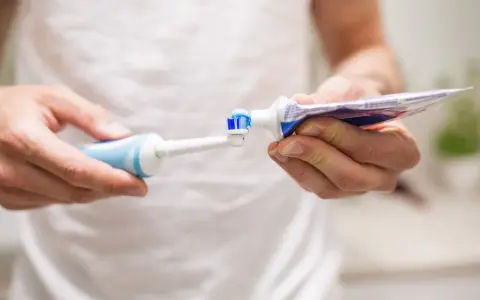Szczoteczka soniczna: jak używać? Uniknij 5 błędów i ciesz się uśmiechem!