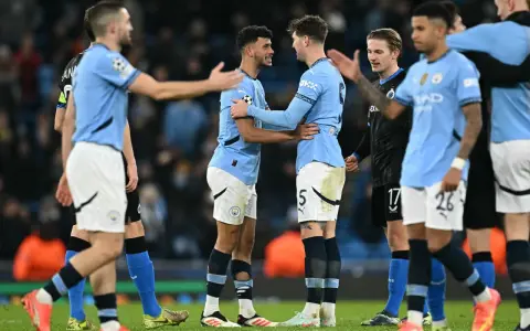 Piłkarze Manchesteru City świętują zwycięstwo w Lidze Mistrzów. Wczorajszy mecz ligi mistrzów zakończył się ich triumfem.