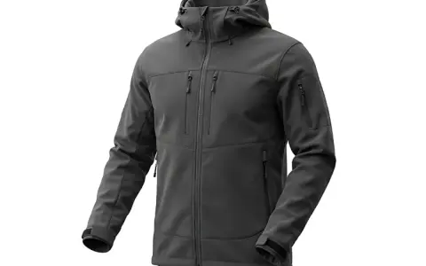 Szara kurtka softshell z kapturem i licznymi kieszeniami. Dowiedz się, w czym prać softshell, by zachować jego właściwości.