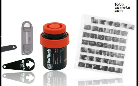 Kit para revelar un carrete: tanque JOBO UniTank, cortador de película y tiras de negativos.