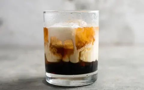 Warstwowy drink z likierem kawowym, śmietanką i lodem. Idealny na wieczorne chwile relaksu.