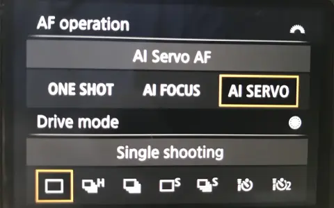 Menu appareil photo : AF operation, AI Servo AF, ONE SHOT, AI FOCUS, AI SERVO. Le mode AI SERVO est sélectionné.