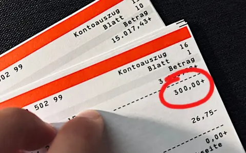 Kontoauszüge zeigen eine Auszahlung von 300,00+. Dies könnte Teil der klimageld auszahlung deutschland sein.