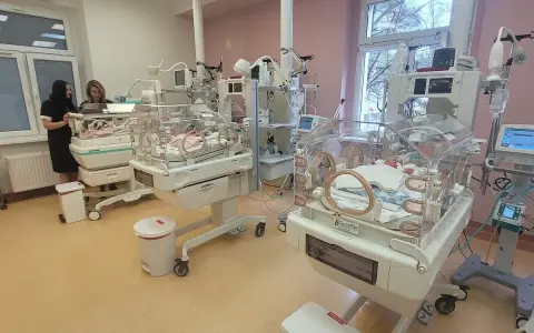 W inkubatorach leżą noworodki, a pielęgniarki czuwają nad ich zdrowiem. Czy Sentino ma dzieci? Na tym zdjęciu widać wiele maluchów.
