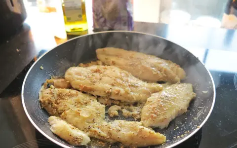 Pangasiusfiléer steks i en panna med sesamfrön och kryddor. Ett enkelt pangasius recept för en god middag.