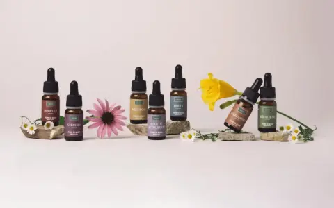 Flaconi di Fiori di Bach, tra cui Mimulus e Chicory, con fiori. Informazioni su rescue remedy controindicazioni.