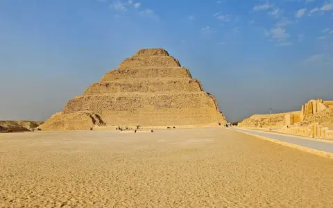 Stufenpyramide in der Nähe von Kairo, Stadt der Pharaonen, unter blauem Himmel.