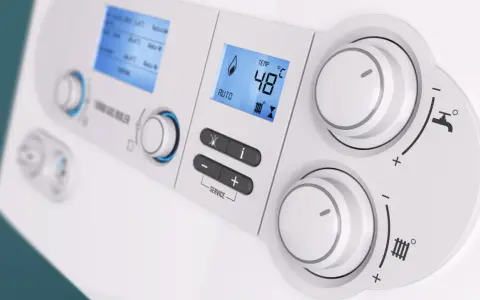 Panel sterowania kotła gazowego z wyświetlaczem cyfrowym i pokrętłami regulacji temperatury.