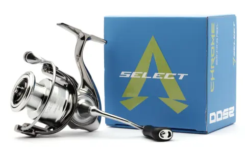 Elegancki kołowrotek spinningowy 4000 Select Chrome, gotowy do akcji. Obok pudełko z logo marki.