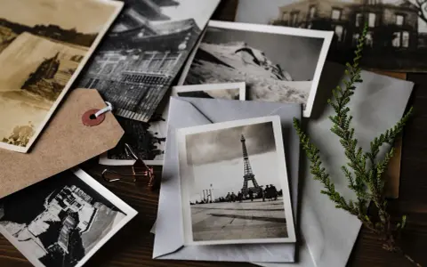 Stare fotografie, w tym Wieża Eiffla, tworzą nostalgiczny kolaż. Idealne do opisu wspomnień, jak w fce speaking part 2.