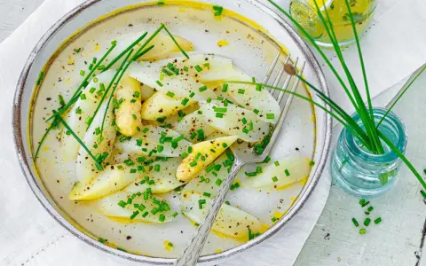 Spargel mal anders: zarte weiße Spargelstücke in einer cremigen Sauce, garniert mit Schnittlauch und Pfeffer. Ein leichter Genuss.