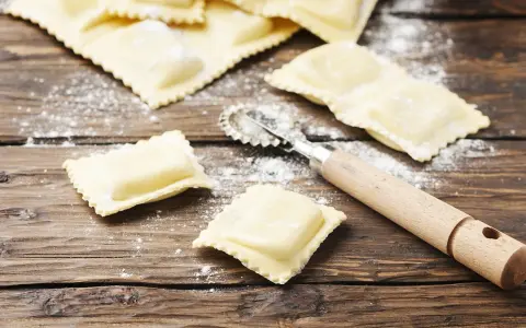 Jak zrobić tortellini? Przepis krok po kroku na idealne ciasto i farsz