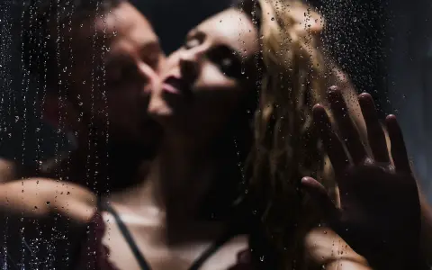 Intymna scena pary, krople deszczu na szybie. Czy to objaw hiperseksualności?