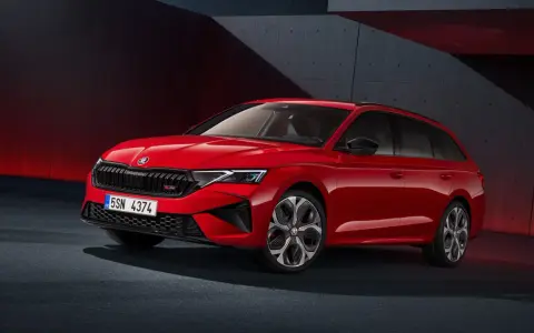 Czerwona Skoda Octavia RS kombi prezentuje sportowy design. Sprawdź aktualną skoda octavia cena i wyposażenie.