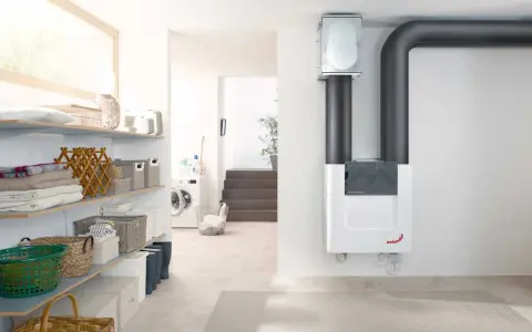 Sistema de ventilación con recuperación de calor Zehnder ComfoAir Q, con tuberías grises y un diseño blanco moderno.