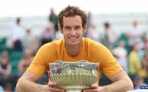 Andy Murray sonríe con un trofeo plateado, un reflejo de su impresionante palmarés.
