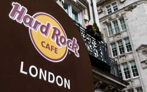 Das erste Hard Rock Cafe in London, mit seinem ikonischen Logo und der historischen Architektur im Hintergrund.